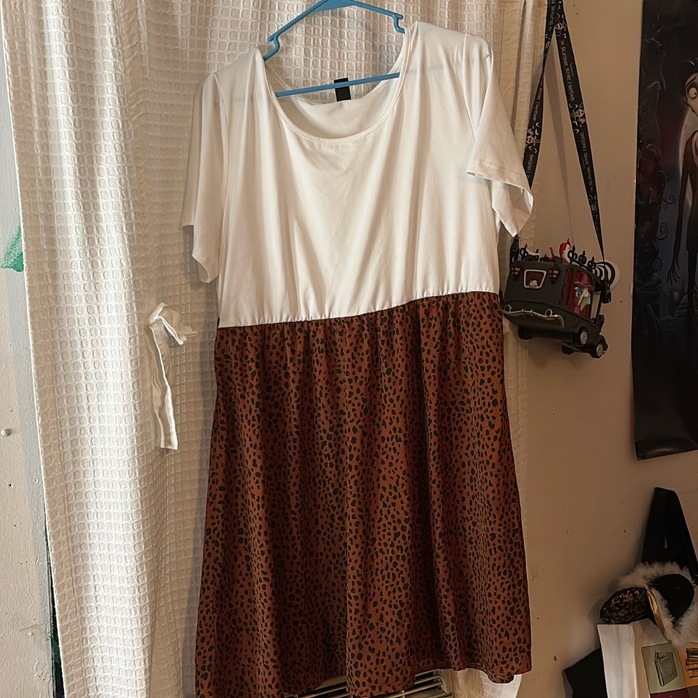 animal print dress does have a belt that comes with it